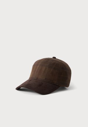 Casquette de baseball marron avec une visière courbée marron plus foncé et un motif à carreaux subtil sur la calotte, placée sur un fond clair.