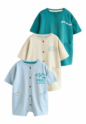 Tri krátke rukávové detské overalky na zapínanie na gombíky v tyrkysovej, krémovej a svetlomodrej farbe s motívmi súvisiacimi s mliekom a prednými vreckami.