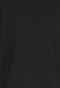 Musta lyhythihainen paita, joka on valmistettu sileästä ja joustavasta kankaasta. Yksinkertainen muotoilu pyöreällä pääntiellä ilman näkyviä kuvioita tai koristeita.