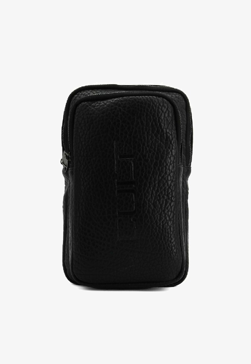 Borsa in pelle nera con superficie texturizzata, forma rettangolare, logo in rilievo sul fronte e chiusura a zip superiore.