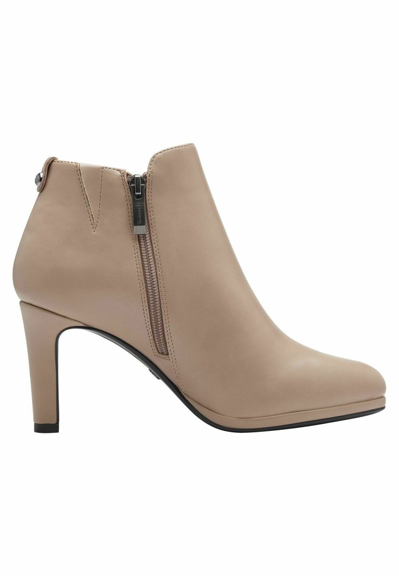 Bottines beiges en cuir lisse, avec une fermeture éclair sur le côté, un bout pointu et un talon haut élancé. Couture et accents minimalistes.