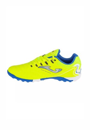 Scarpe da calcio gialle brillanti con accenti blu e una parte superiore testurizzata. Presentano un logo grigio, una suola di contrasto e un design con lacci per una calzata sicura.