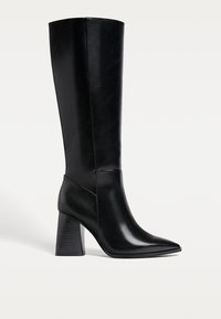 Bottine noire en cuir jusqu'au genou avec un embout pointu et un talon bloc texturé. Fini lisse avec un design de tige ajustée et une silhouette élégante.