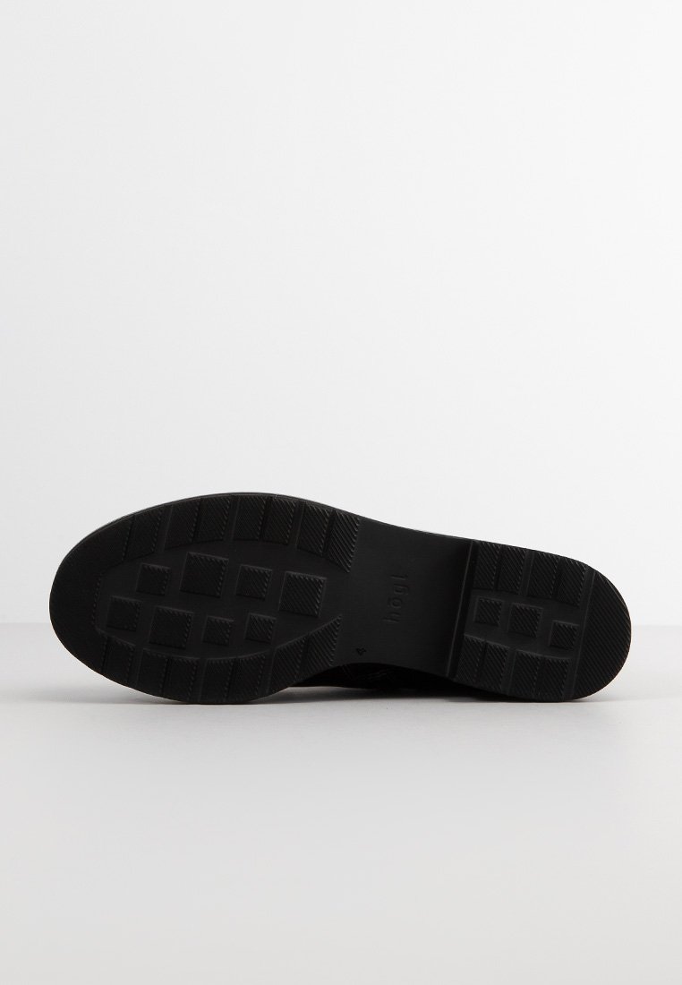 Schwarze Schuhsohle mit flachem Design, ausgestattet mit einem strukturierten Griffmuster und rechteckigen Mustern für Traktion, aus Gummi gefertigt.
