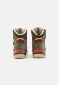 Grüne Stiefeletten mit strukturiertem Wildleder- und Mesh-Obermaterial, Gummisohlen, orangefarbenen Akzenten, gepolstertem Schaft und Logodetail an der Ferse.