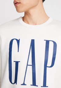 GAP Mikina - white denim