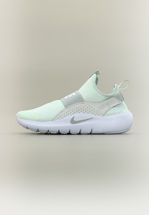 Chaussure de sport légère vert clair à enfiler avec une semelle blanche, un logo Nike gris en forme de virgule, et le texte "Just Do It" sur la bride du talon.