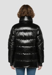 Schwarze, gesteppte Jacke mit glänzendem Finish, hohem Kragen und langen Ärmeln. Verfügt über horizontal gesteppten Abschnitte und elastische Bündchen.