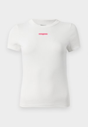 Hvid T-shirt med kortærmer lavet af ribbet stof. Har et pink logo på brystet. Klassisk rund halsdesign med en tætsiddende form.