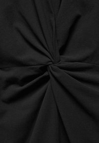 Zwarte stof met een zacht textuur, voorzien van complexe draperingen en een gedraaide centrale details voor extra diepte.