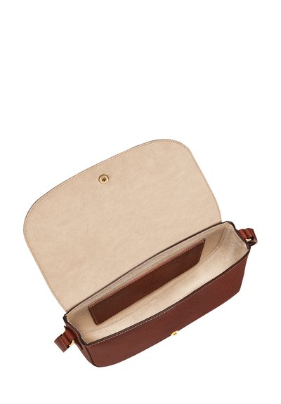 Braune Lederhandtasche mit strukturiertem Äußeren, offener Oberseite, die ein beigefarbenes Innenleben enthüllt, und einem goldenen Druckverschluss. Verfügt über ein Kartenfach.