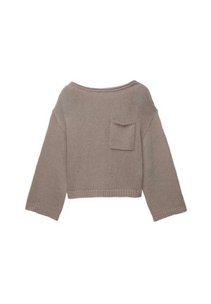 Pull cropped en tricot taupe avec des manches longues, un col large et une petite poche poitrine sur fond blanc.