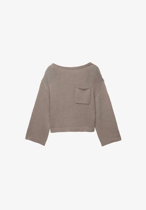 Pull cropped en tricot taupe avec des manches longues, un col large et une petite poche poitrine sur fond blanc.