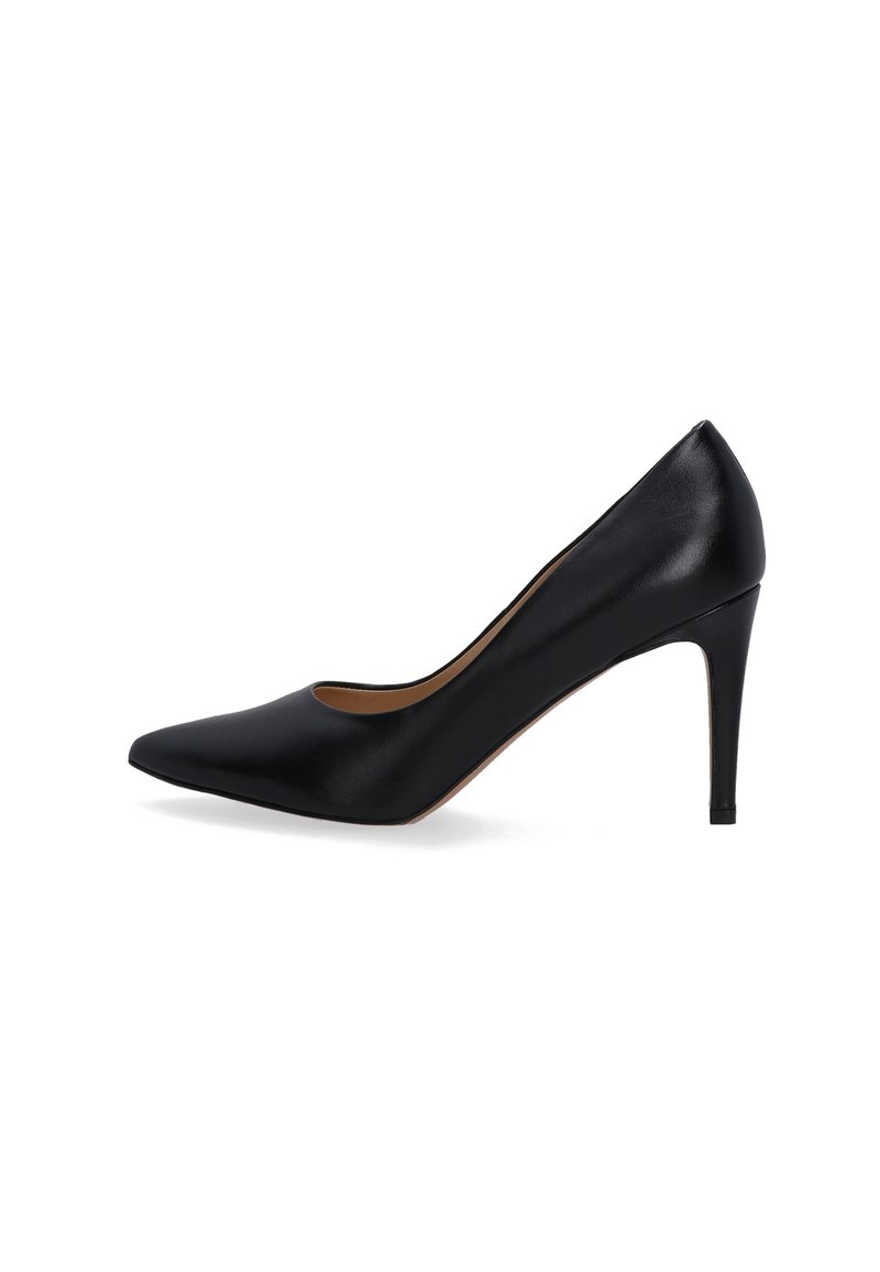 Černá lodička s špičatou špičkou a lesklým koženým povrchem, s úzkým stiletto podpatkem a výřezem na boku.