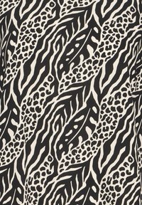Czarno-biały wzór zwierzęcy łączący paski zebry i plamy lamparta w abstrakcyjnym, nieregularnym układzie.