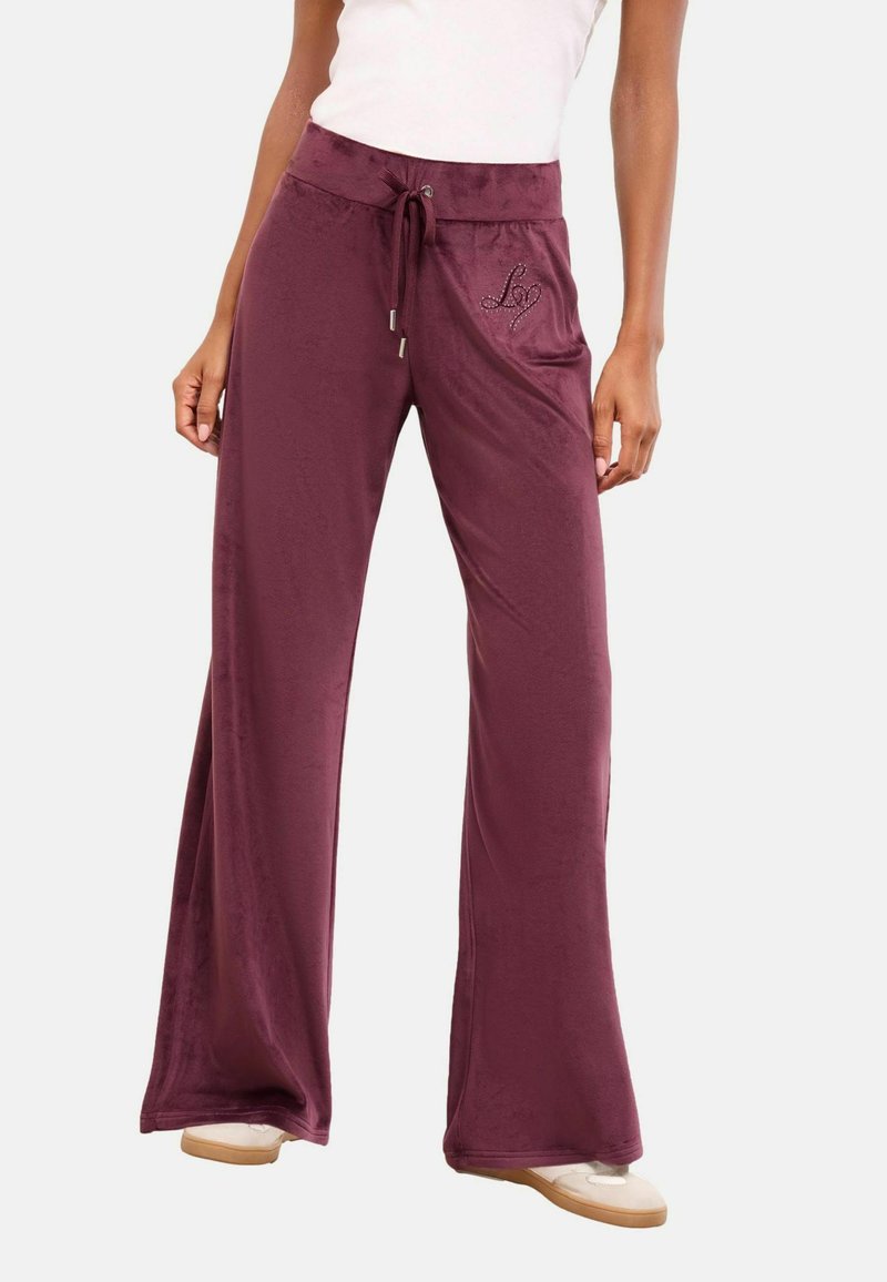 Bordeauxfarbene weite Hosen aus weichem, strukturiertem Stoff mit einem elastischen Bündchen und Kordelzug, ausgestattet mit einem gestickten Logo an der Hüfte.