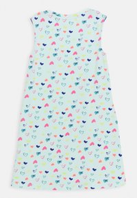 Abito senza maniche di un azzurro chiaro con motivi a cuore colorati in rosa, blu navy, giallo e verde acqua sparsi su tutto il tessuto.