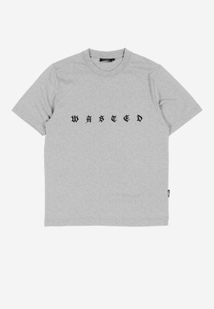 Ανοιχτό γκρι κοντομάνικο μπλουζάκι με στρογγυλή λαιμόκοψη και μαύρο γοτθικό κείμενο "WASTED" στη μέση μπροστά.