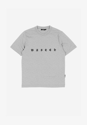 Ανοιχτό γκρι κοντομάνικο μπλουζάκι με στρογγυλή λαιμόκοψη και μαύρο γοτθικό κείμενο "WASTED" στη μέση μπροστά.