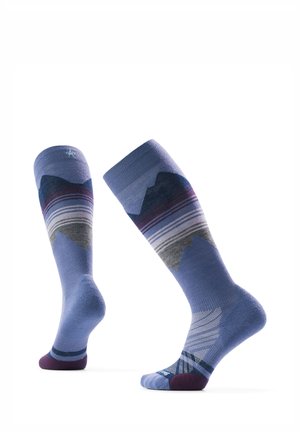 Ein Paar blaue knielange Socken mit Berg- und Streifenmustern sowie verstärkten Fersen und Zehen in dunkleren Farben.