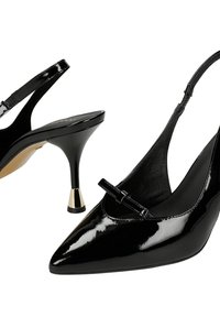 Czarne szpilki z lakierowanej skóry na obcasie typu slingback, z noskiem w szpic i stożkowym obcasem z złotym wykończeniem. Posiadają delikatny pasek z przodu.