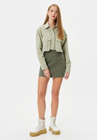 Koton STONE MINI STANDARD WAIST SLIM FIT CUT - Jeansrok - khaki