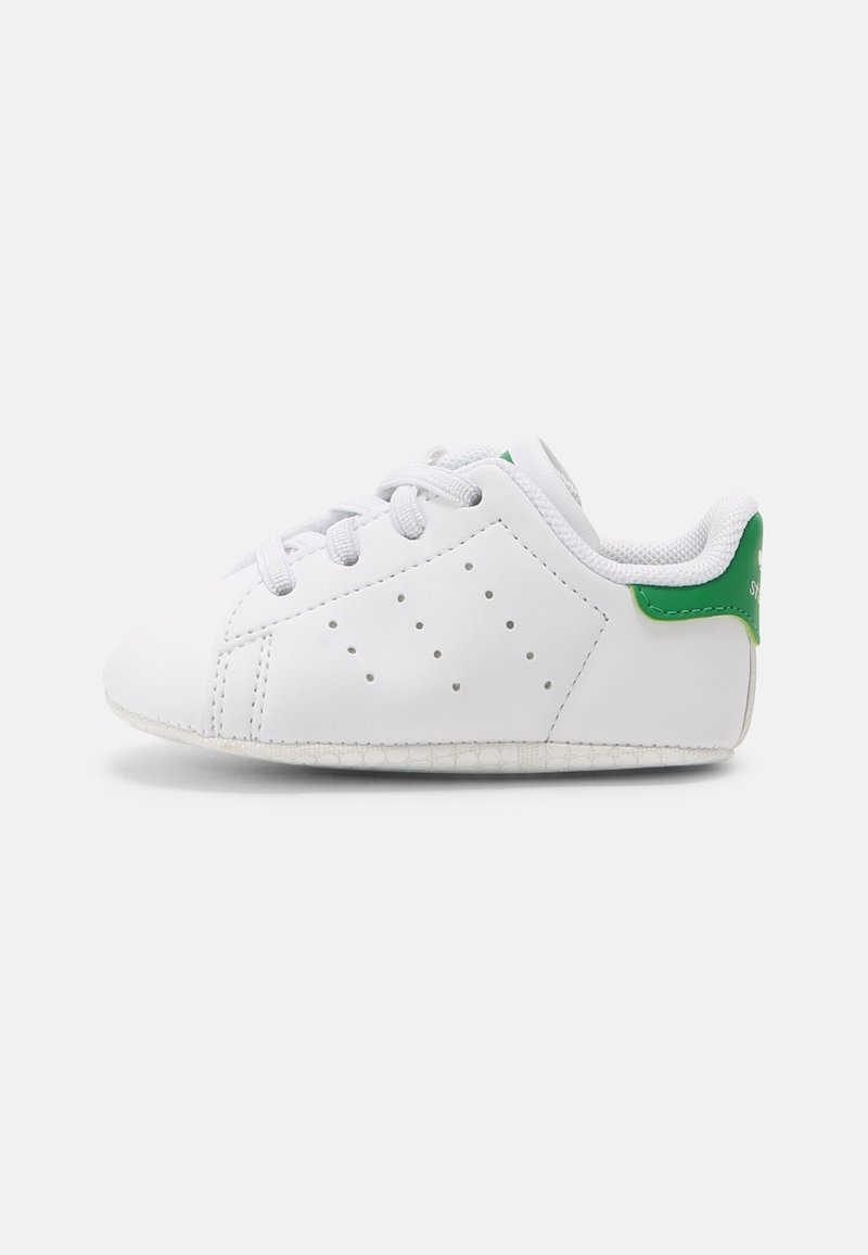 Witte leren sneakers met groene accenten, een gestructureerde zool, platte veters en perforaties aan de zijkanten voor ademend vermogen.