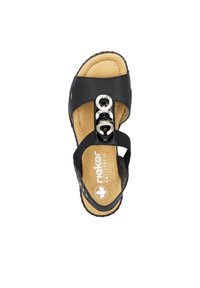 Sandal nera con una parte superiore liscia decorata con tre accenti circolari metallici, soletta morbida color tan e cinturini elastici laterali per il comfort.