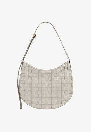 Bolso de mano de cuero tejido en color beige con forma redondeada, correa ajustable y acento de logo dorado en la parte inferior. Textura suave, diseño minimalista.
