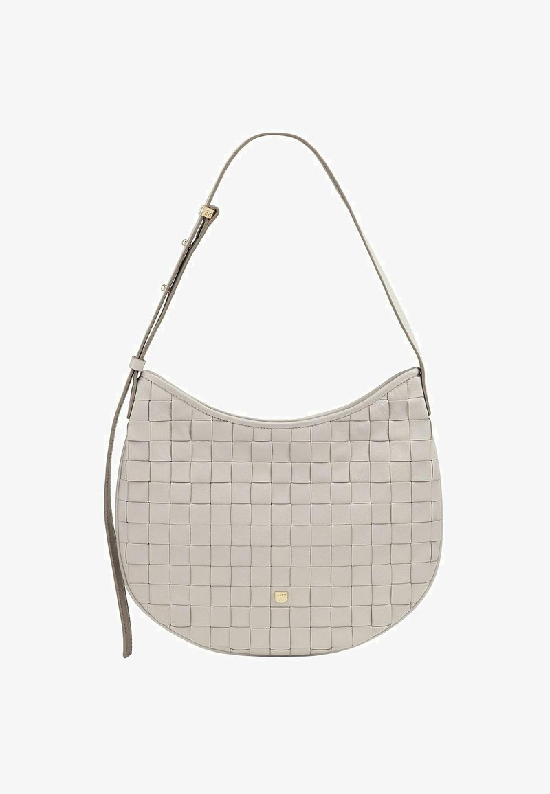 Beige geflochtene Lederhandtasche mit runder Form, verstellbarem Trageriemen und goldfarbenem Logoakzent an der Unterseite. Glatte Textur, minimalistisches Design.