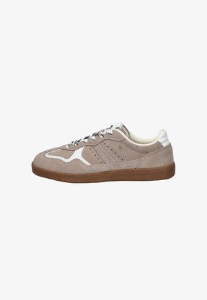 Lichtbruine suède sneaker met witte accenten, patroonveters en een bruine rubberen zool, zijaanzicht tegen een witte achtergrond.