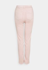 Jeans de color rosa claro con corte recto. Presentan una cintura alta, dos bolsillos traseros y sutiles detalles de costura. Textura de tela suave.