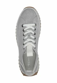 Grå canvas sneakers med vita snören, rund tå och gummisulor. Metallögon och ett texturerat sula-mönster ger detaljer.