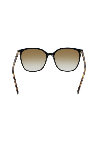 Occhiali da sole con montatura nera e lenti marroni sfumate. Le astine presentano un design a motivo tartaruga, che arricchisce il contrasto e i dettagli complessivi.