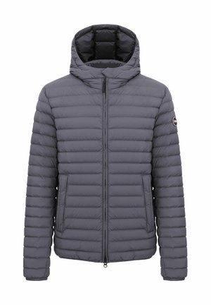 Veste matelassée grise avec capuche, fermeture éclair frontale, deux poches latérales et un petit logo rond sur la manche gauche.