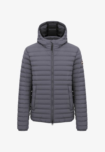 Veste matelassée grise avec capuche, fermeture éclair frontale, deux poches latérales et un petit logo rond sur la manche gauche.