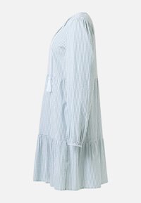 Robe à manches longues rayée bleu clair et blanc, avec ceinture à la taille et ourlet à volants, vue de côté sur fond blanc.