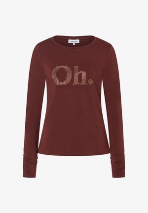 Burgunderfarbenes Langarm-T-Shirt mit gerüschten Bündchen und Strassbuchstaben, die "Oh." auf der Vorderseite spellieren, aus weichem, dehnbarem Material gefertigt.