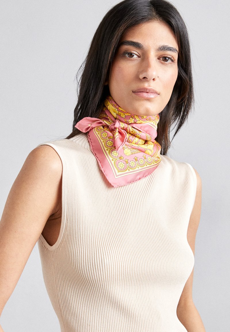 Versace FOULARD BAROCCO PRINT Huivi Pink gold pinkki Zalando fi versace-foulard-barocco-print-huivi-pink-gold-pinkki-zalando-fi