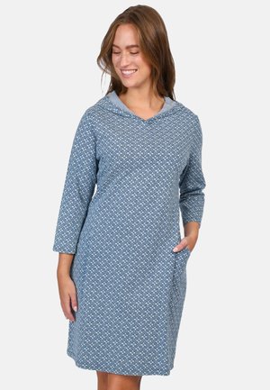 Blau gemustertes Hoodie-Kleid mit Dreiviertelärmeln, das eine Kapuze und Seitentaschen hat. Der Stoff hat eine weiche Textur und ein geometrisches Design.