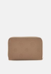 Portefeuille en cuir marron avec une surface texturée et des motifs de logo en relief. Dispose d'une fermeture éclair et d'une forme rectangulaire.