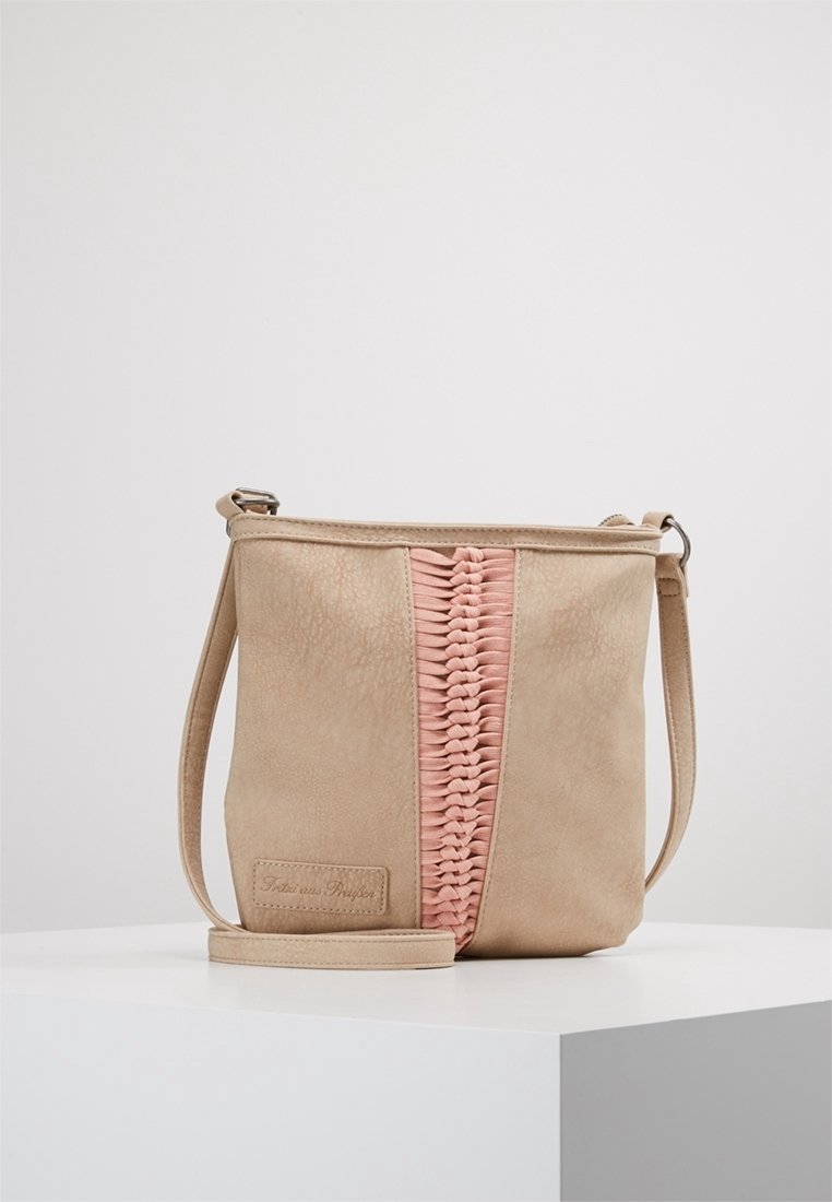 Borsa a tracolla in pelle beige con un dettaglio arricciato rosa al centro, base piatta, tracolla regolabile e una placca con il marchio sul davanti.