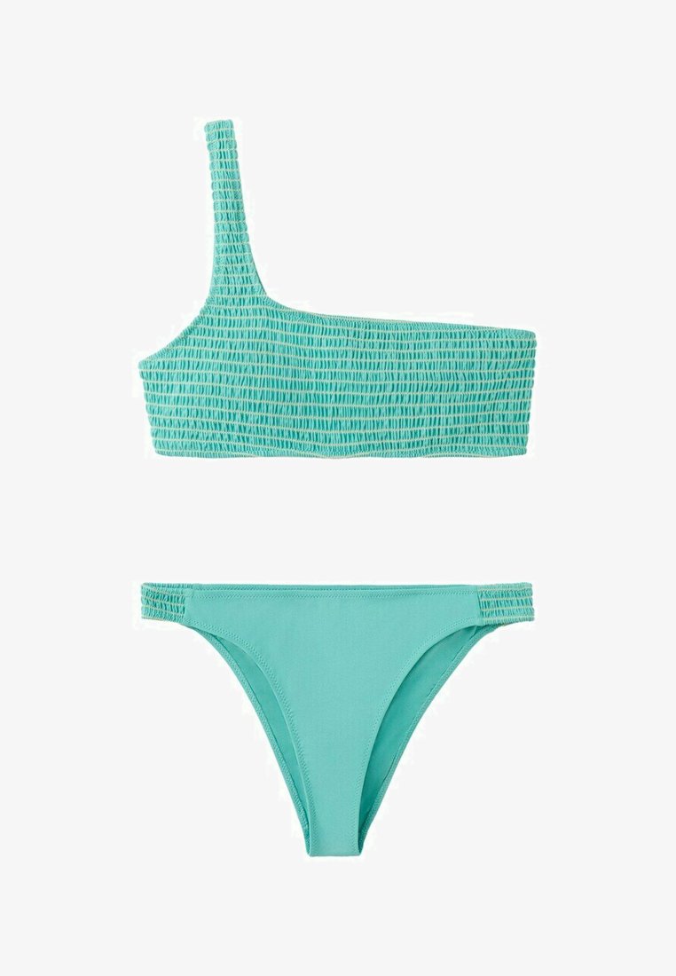 Maillot de bain deux pièces turquoise avec un haut texturé à une épaule et un bas de bikini assorti avec des bretelles latérales texturées.