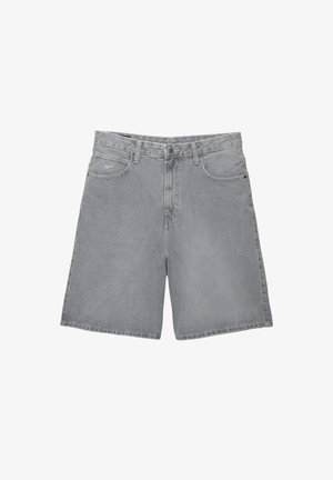 Grå denimshorts med lös passform, klassisk femfickasdesign och knäppning. Tyget har en något bleknad textur.