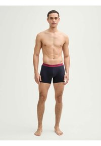 Boxer shorts en coton noir avec une ceinture rose arborant le logo "TOM TAILOR", texture lisse et design ajusté.