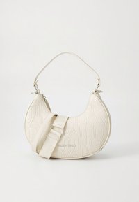 Bela usnjena torbica za čez ramo s ukrivljeno obliko, z vtisnjenim logotipom blagovne znamke in odstranljivim trakom. Ima gladko teksturo in minimalističen dizajn.