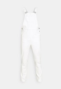 Bílé denimové laclové kalhoty mají nastavitelné popruhy, přední kapsu a boční knoflíky. Látka má hladkou strukturu a minimalistický design.