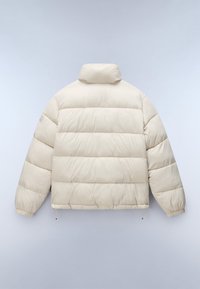 Krämfärgad puffjacka med hög krage, horisontellt quiltat mönster, elastiska ärmslut och justerbar nederkant.