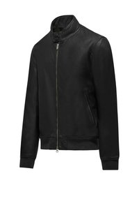 Giubbotto in pelle nera con colletto alto, chiusura frontale con zip e tasche laterali. Presenta polsini a coste e una finitura liscia.