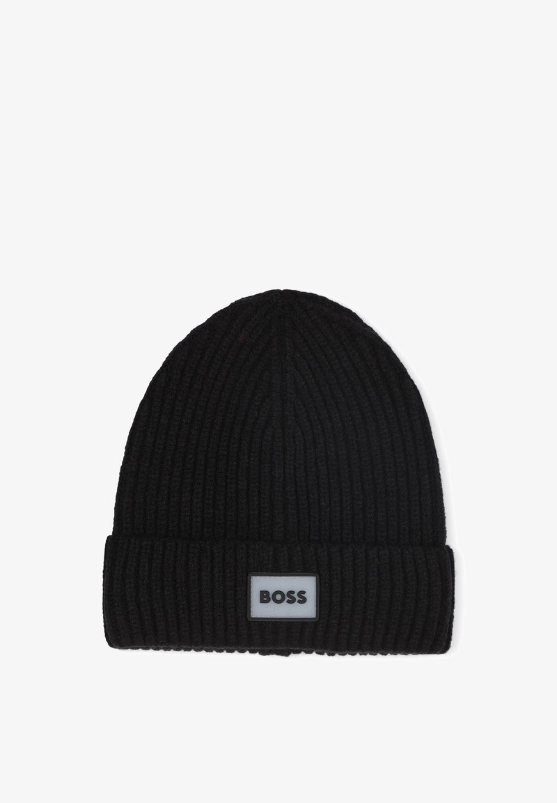 Czarna, prążkowana czapka beanie z zagiętym mankietem i prostokątną szaro-skalową metką z napisem "BOSS" w kolorze czarnym. Miękka tekstura, cylindryczny kształt.